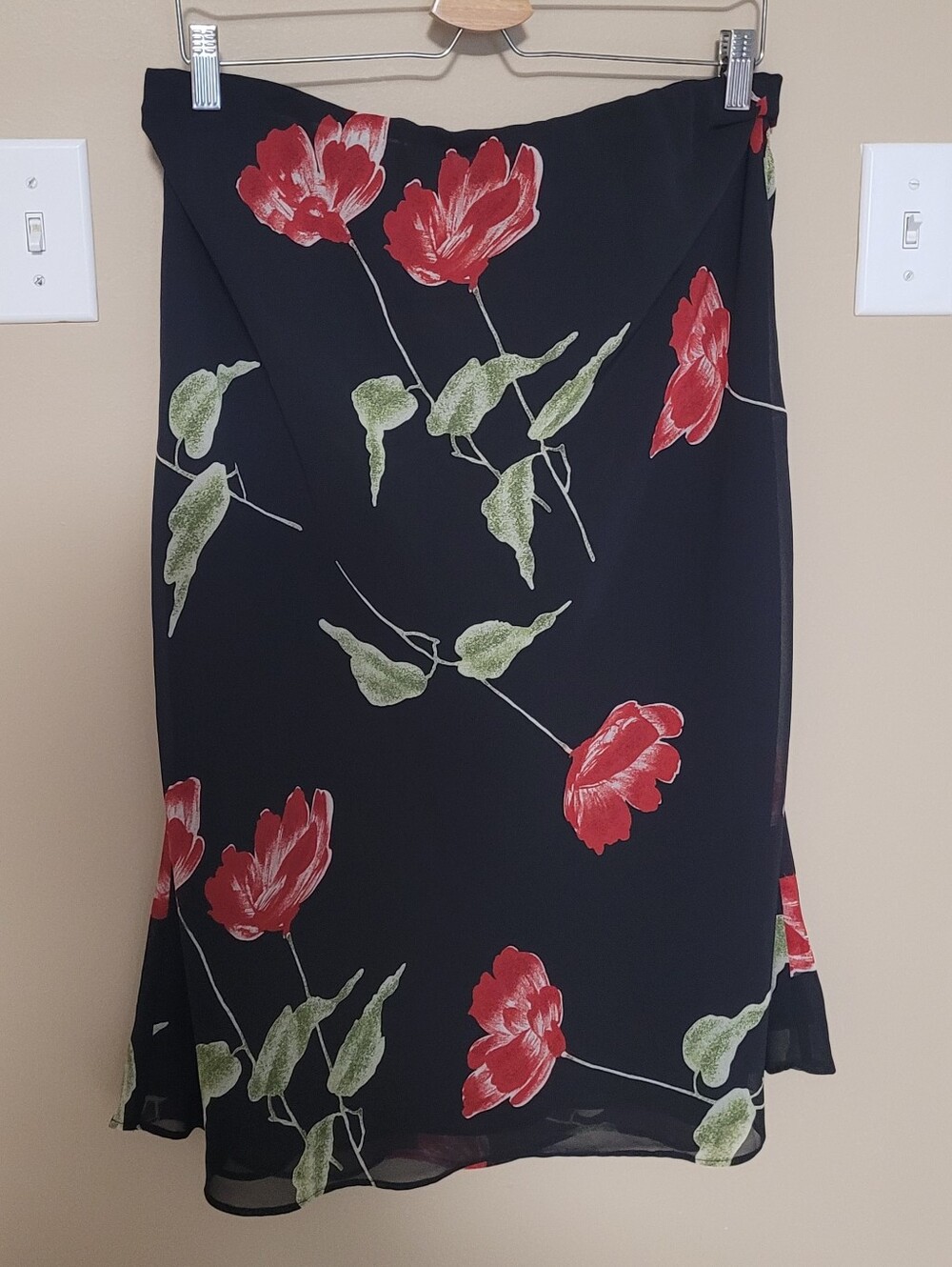💲5⃣▶▶Evan Picone Black Midi Skirt with Red Floral Print